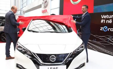 Ministri Lluka zbulon veturën e parë elektrike “Nissan Leaf” në panair, premton heqjen e TVSH-së