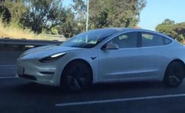 Tesla, shoferi e bën “një sy gjumë” – vetura lëvizë vetë në autostradë (Video)