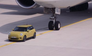 Aeroplani që peshon 150 ton u tërhoq nga një Mini Cooper (Video)