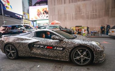 Detajet e Chevrolet Corvette C8, u panë derisa ndodhej skaj një rruge (Video)