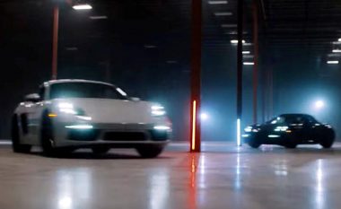 Instruktorët i vozitën dy Porsche me shpejtësi, brenda një magazine (Video)