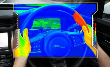 Jaguar integron një sistem nxehtësie në timon, për t’i dhënë njoftime shoferit (Video)