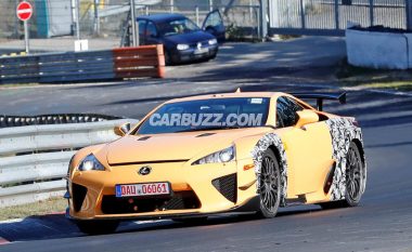 Lexus testoi në pistë makinën që besohet të jetë një LFA i ri (Video)