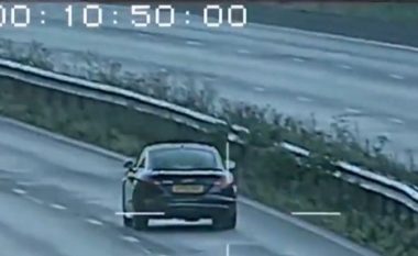 Kapet duke vozitur me shpejtësi 243 km/h, sepse “ishte vonë për punë”! (Video)