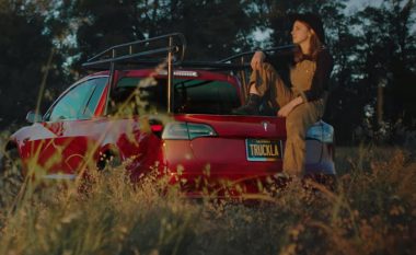 Tesla Model 3 kthehet në një pickup shumë funksional (Video)