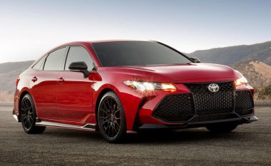 Toyota Avalon ka mundësi të lëvizë edhe anash duke rrëshqitur (Video)