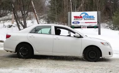 Toyota Corolla mund të lëvizë me shpejtësi edhe në terrene të vështira (Video)