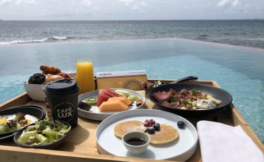 Mëngjesi mahnitës në pishinë shijon si në përallë – përjetoni ndjesinë unike në Maldive