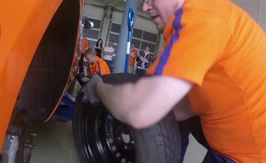 Kështu duket ndërrimi më i shpejtë në botë i katër gomave të veturës, “në mënyrë klasike” (Video)