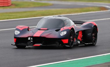 Aston Martin Valkyrie që ka 1,116 kuaj fuqi, me dukje dhe tingull mbresëlënës