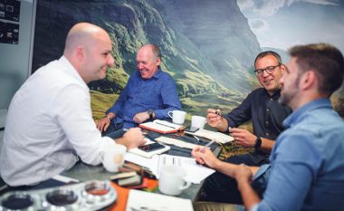 Dizajnuesi kryesor në Jaguar Land Rover nuk do të pensionohet
