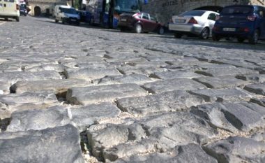Defektet e kalldrëmit të ri në rrugën e kalasë së Beratit
