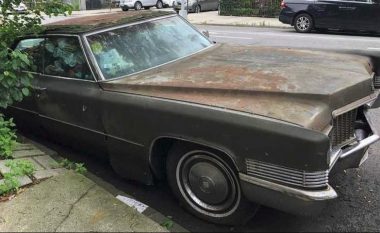 Një Cadillac i vjetër, i braktisur për 25 vjet në një rrugë të New Yorkut largohet përfundimisht nga aty