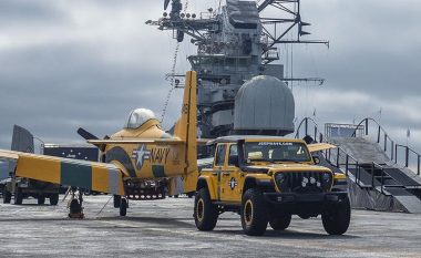 Vozitje me makina Jeep në poligonin e vendosur sipër një aeroplanmbajtëseje