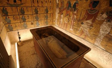 Fillon restaurimi i arkivolit të artë të Tutankhamunit