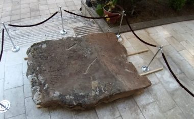 Guri prehistorik i zbuluar në Fan të Mirditës, bartet në Muzeun Kombëtar