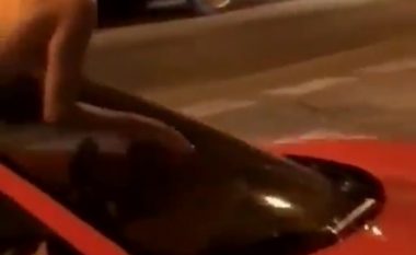 Burri tymos duhan, gruaja e zhveshur mbi Ferrari – pamje që tregojnë se si ata bënë një xhiro në rrugët e Ibizas