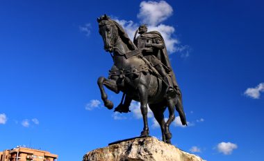 Odhise Paskali duke i dhënë dorën e fundit “Skënderbeut”