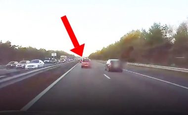 Tesla parashikoi aksidentin, ngadalësoi shpejtësinë për të shmangur përplasjen