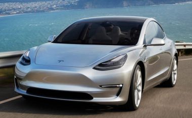 Tesla Model 3 eksplodoi pas përplasjes, gjatë lëvizjes me vet vozitje të asistuar nga shoferi