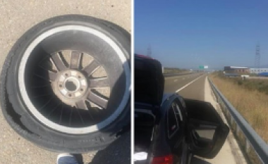 Qytetarit i shpërthen goma në autostradë “Marakli t’kerreve” e ndihmojnë atë për pesë minuta