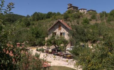 Fshati që gjallërohet një herë në vit