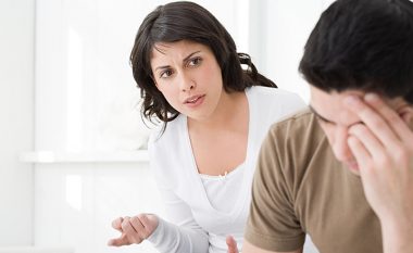 Tri vendet ku nuk duhet të diskutoni kurrë me partnerin, nëse keni një bisedë serioze