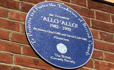 Një pllakë përkujtimore për serinë “’Allo ‘Allo!”