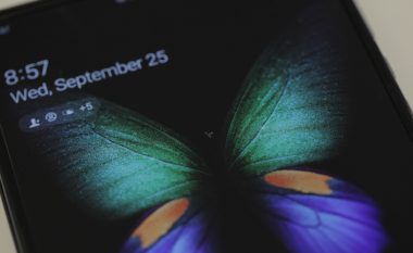 Ekrani i Galaxy Fold u dëmtua një ditë pas përdorimit