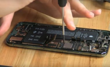 Hapën brendësinë e një iPhone 11 Pro, çmontuan të gjitha pjesët e lidhura me shumë kujdes
