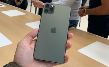 Ndau në mes një iPhone 11 Pro Max, brenda gjeti një bateri gjigante