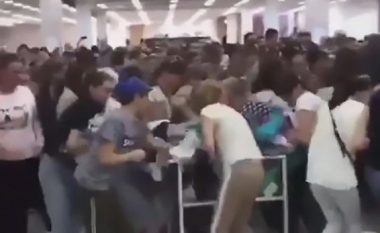“Gjithçka 1 euro”: Luftë ndërmjet blerësve në Rusi, momenti kur dyqani zbrazet brenda pesë minutave
