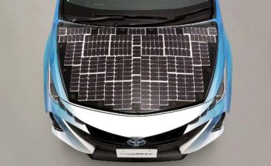 Toyota po punon në një makinë me energji diellore