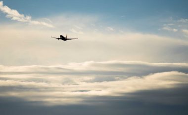 Pse aeroplanët fluturojnë në lartësi prej 11,000 metrave?