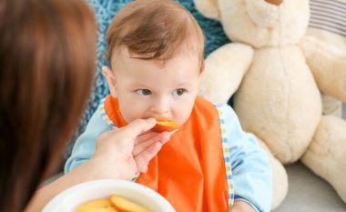 Pemët në menynë e bebes: Kur dhe si përfshihen në ushqim pjeshkat dhe nektarinat