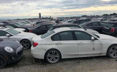 Ato janë të papërdorura, por nuk mund të shiten – zbulohet arsyeja pse tremijë vetura BMW dhe MINI po qëndrojnë “të varrosura” në një parking në Kanada