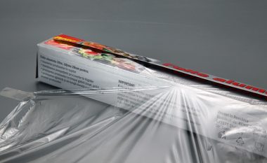 Përse folia plastike duhet të qëndrojë në frigorifer?