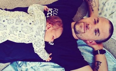 Babai i tre fëmijëve ka publikuar porosinë emocionale dhe u ka dhënë baballarëve këshillë si duhet të sillen