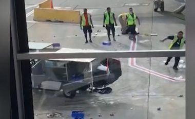 “Çmendet” karroca, rrezikon përplasjen me aeroplanin në pistë – punëtori gjen një mënyrë interesante për ta ndaluar!