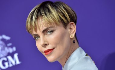 Charlize Theron, 10 vjet më e re pas shkurtimit të flokëve: Frizurë e shkëlqyeshme për flokë të rralla