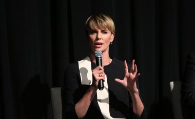 Veshje efektive: Charlize Theron ka shëtitur me çorape-çizme të cilat do të dëshironi edhe ju t’i keni!