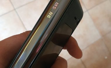 Problemet me Galaxy Fold vazhdojnë – shkronjat e logos bien