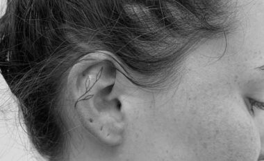 Gjithçka që duhet të dini për trendin më të ri – tatuazhet në vesh