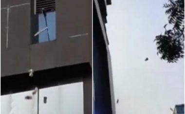 Paratë bien nga dritarja e një ndërtese në Kalkutë, kalimtarët e rastit vrapojnë për t’i kapur