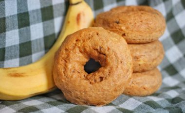 Krofne me banane të përgatitura në tigan: Të buta, pa asnjë pikë vaji!