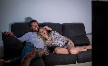 Nëse shihni çdo natë filma me partnerin, duhet të lexoni diçka pozitive