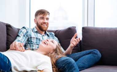 Nëse partneri juaj ju shkrin së qeshuri, atëherë i përket njërës nga këto shenja të zodiakut