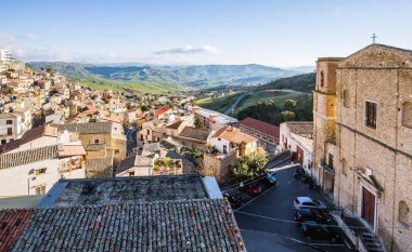 Qyteti italian që ju jep shtëpi falas dhe ju paguan që ta rritni fëmijën aty