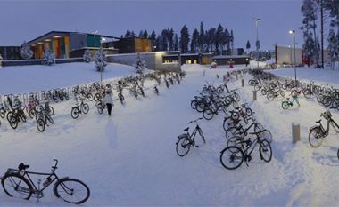 Nxënësit në një qytet të Finlandës vazhdojnë të shkojnë në shkollë me biçikleta edhe pse temperatura ka rënë në – 17 gradë Celsius
