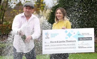 “Gati pësova sulm në zemër”: Fituan ‘Jackpotin’ në ‘EuroMillions’, çifti shfaqen në publik për herë të parë – tregojnë çfarë do të bëjnë me paratë